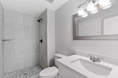 Bath - 3749 E Pershing Ave, Phoenix, AZ 85032 photo 2 of 2