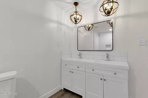 Bath - 2334 W Morten Ave, Phoenix, AZ 85021 photo 2 of 7