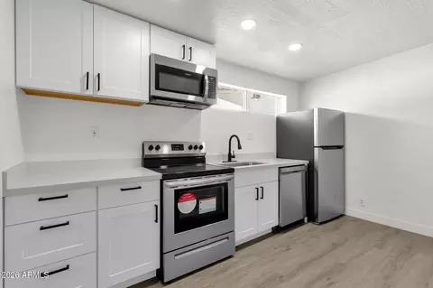 Kitchen - 2334 W Morten Ave, Phoenix, AZ 85021 photo 7 of 8