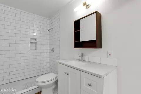 Bath - 2334 W Morten Ave, Phoenix, AZ 85021 photo 4 of 7
