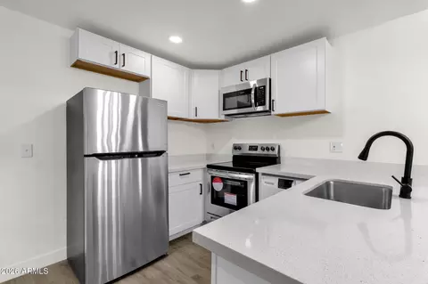 Kitchen - 2334 W Morten Ave, Phoenix, AZ 85021 photo 6 of 8