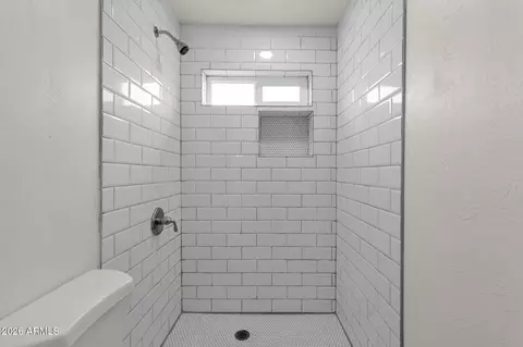 Bath - 2334 W Morten Ave, Phoenix, AZ 85021 photo 6 of 7