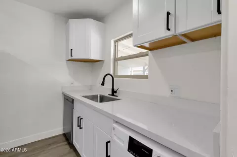 Kitchen - 2334 W Morten Ave, Phoenix, AZ 85021 photo 3 of 8