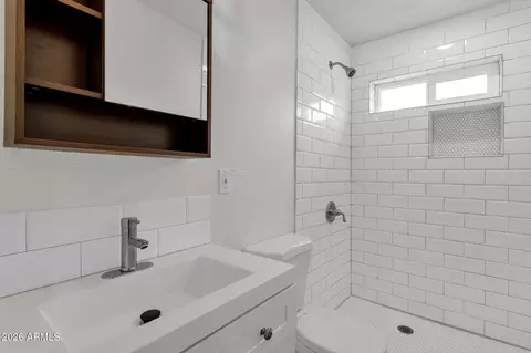Bath - 2334 W Morten Ave, Phoenix, AZ 85021 photo 5 of 7