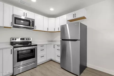 Kitchen - 2334 W Morten Ave, Phoenix, AZ 85021 photo 2 of 8