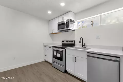 Kitchen - 2334 W Morten Ave, Phoenix, AZ 85021 photo 8 of 8