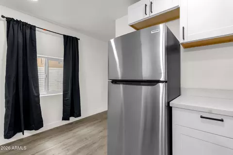 Kitchen - 2334 W Morten Ave, Phoenix, AZ 85021 photo 5 of 8