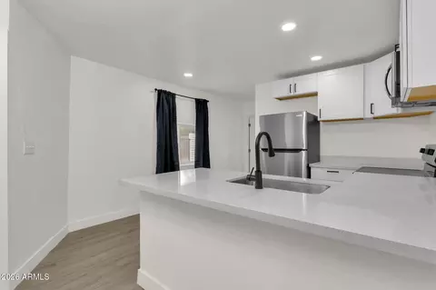 Kitchen - 2334 W Morten Ave, Phoenix, AZ 85021 photo 4 of 8