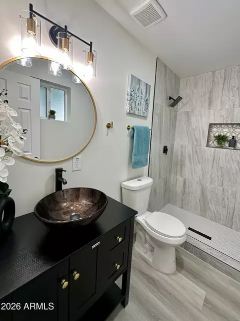 Bath - 5236 S 19th Ave, Phoenix, AZ 85041 photo 6 of 8