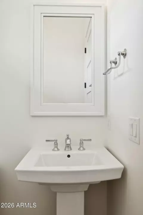 Bath - 3814 E Crittenden Ln, Phoenix, AZ 85018 photo 4 of 11