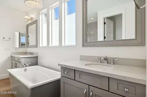 Bath - 3814 E Crittenden Ln, Phoenix, AZ 85018 photo 6 of 11