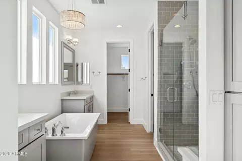 Bath - 3814 E Crittenden Ln, Phoenix, AZ 85018 photo 5 of 11