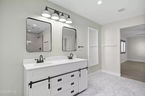Bath - 2366 E Becker Ln, Phoenix, AZ 85028 photo 1 of 2