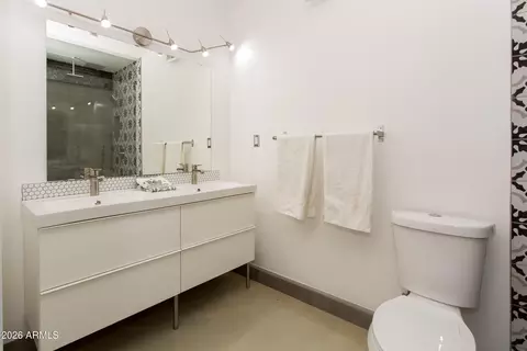 Bath - 353 E Thomas Rd #C501, Phoenix, AZ 85012 photo 2 of 9