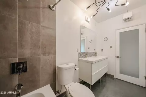 Bath - 353 E Thomas Rd #C501, Phoenix, AZ 85012 photo 3 of 9