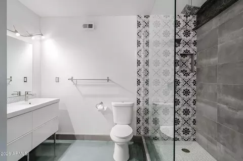 Bath - 353 E Thomas Rd #C501, Phoenix, AZ 85012 photo 5 of 9