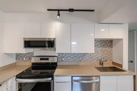 Kitchen - 353 E Thomas Rd #C501, Phoenix, AZ 85012 photo 6 of 6