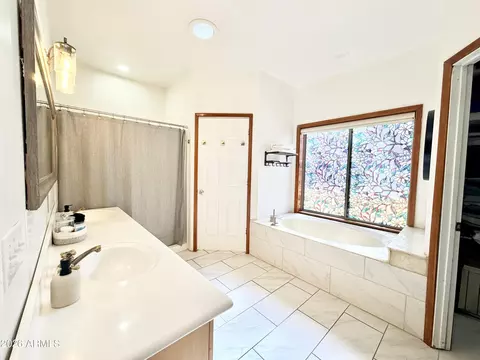 Bath - 6870 W Robbin Ln, Pine, AZ 85544 photo 2 of 3