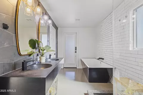 Bath - 3355 N 6th Ave, Phoenix, AZ 85013 photo 3 of 5