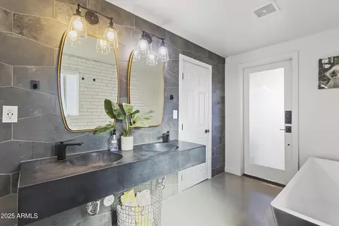 Bath - 3355 N 6th Ave, Phoenix, AZ 85013 photo 2 of 5