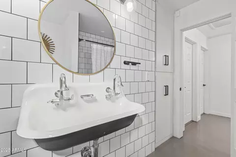 Bath - 3355 N 6th Ave, Phoenix, AZ 85013 photo 5 of 5