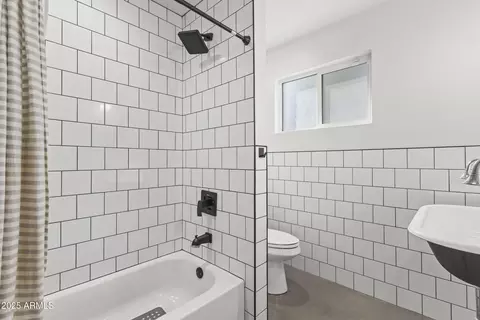 Bath - 3355 N 6th Ave, Phoenix, AZ 85013 photo 4 of 5