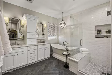Bath - 3980 E Navigator Ln, Phoenix, AZ 85050 photo 2 of 7