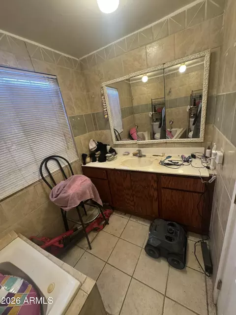 Bath - 2136 E Lemon St, Tempe, AZ 85281 photo 1 of 3