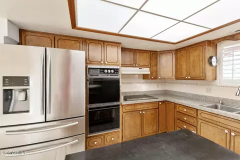Kitchen - 2053 N Meridian Rd, Apache Junction, AZ 85120 photo 4 of 6