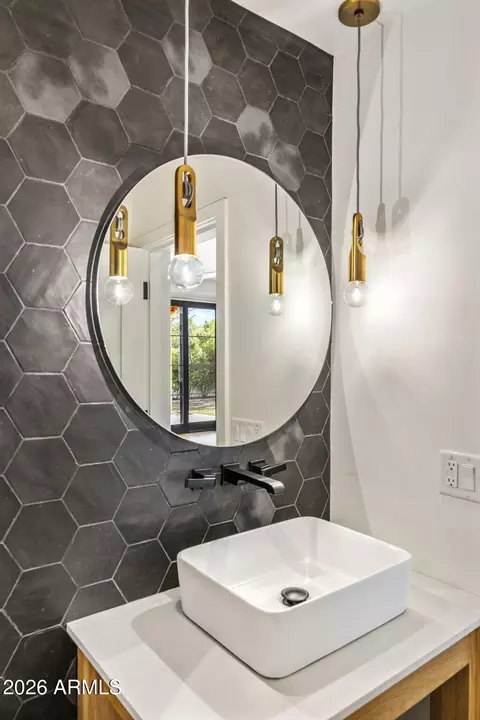 Bath - 3727 E Clarendon Ave, Phoenix, AZ 85018 photo 2 of 4
