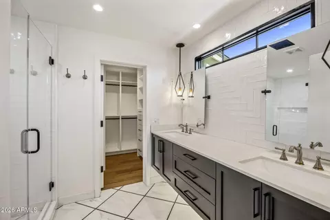 Bath - 3727 E Clarendon Ave, Phoenix, AZ 85018 photo 1 of 4