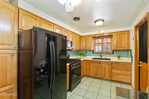 Kitchen - 3827 E Vernon Ave, Phoenix, AZ 85008 photo 1 of 2