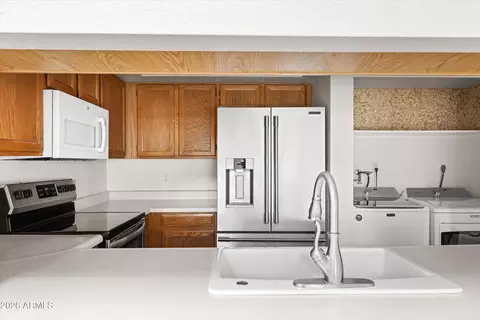 Kitchen - 2717 E Shaw Butte Dr, Phoenix, AZ 85028 photo 2 of 2