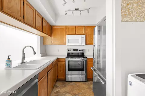 Kitchen - 2717 E Shaw Butte Dr, Phoenix, AZ 85028 photo 1 of 2