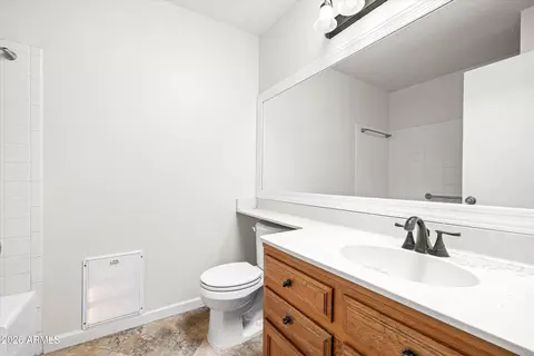 Bath - 2717 E Shaw Butte Dr, Phoenix, AZ 85028 photo 4 of 5