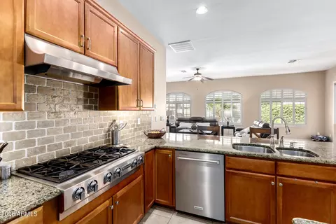 Kitchen - 4614 E Reins Rd, Gilbert, AZ 85297 photo 4 of 5