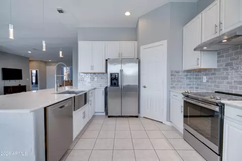 Kitchen - 10513 E Florian Ave, Mesa, AZ 85208 photo 6 of 11