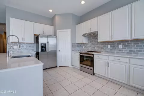 Kitchen - 10513 E Florian Ave, Mesa, AZ 85208 photo 5 of 11