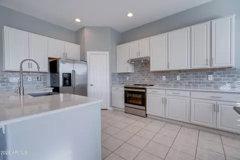 Kitchen - 10513 E Florian Ave, Mesa, AZ 85208 photo 4 of 11
