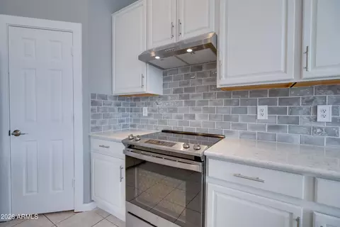Kitchen - 10513 E Florian Ave, Mesa, AZ 85208 photo 7 of 11