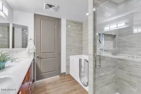 Bath - 1 E Lexington Ave #809, Phoenix, AZ 85012 photo 2 of 6