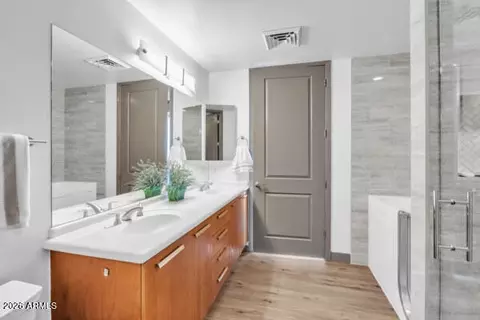 Bath - 1 E Lexington Ave #809, Phoenix, AZ 85012 photo 4 of 6