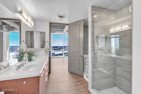 Bath - 1 E Lexington Ave #809, Phoenix, AZ 85012 photo 1 of 6