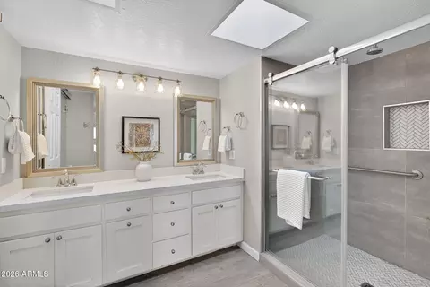 Bath - 4 E San Miguel Ave, Phoenix, AZ 85012 photo 1 of 2