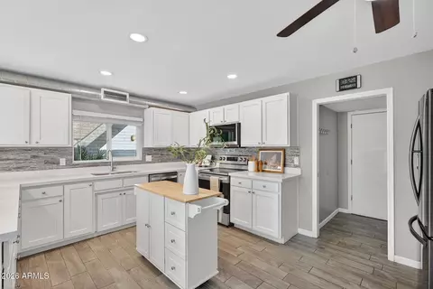 Kitchen - 4 E San Miguel Ave, Phoenix, AZ 85012 photo 5 of 5