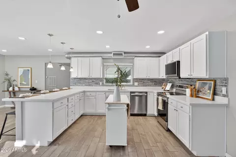 Kitchen - 4 E San Miguel Ave, Phoenix, AZ 85012 photo 3 of 5