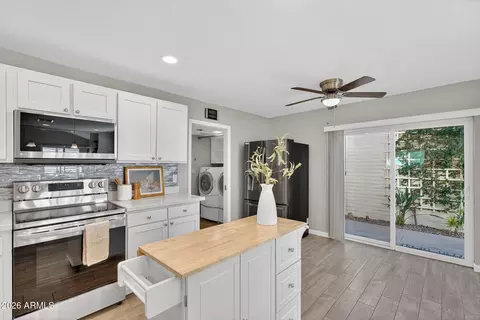 Kitchen - 4 E San Miguel Ave, Phoenix, AZ 85012 photo 4 of 5