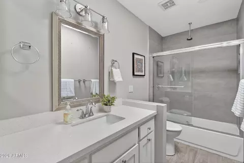 Bath - 4 E San Miguel Ave, Phoenix, AZ 85012 photo 2 of 2