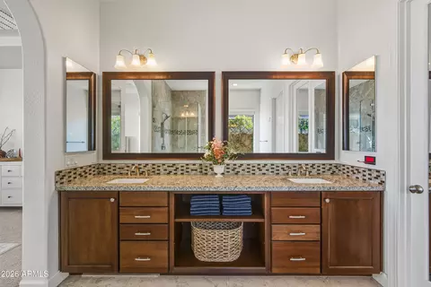 Bath - 3930 E Iris Dr, Chandler, AZ 85286 photo 3 of 5