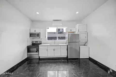 Kitchen - 4020 S 15th St, Phoenix, AZ 85040 photo 1 of 1